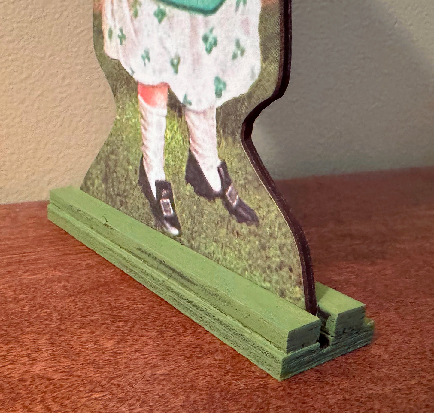 Cutout standup Girl with clover