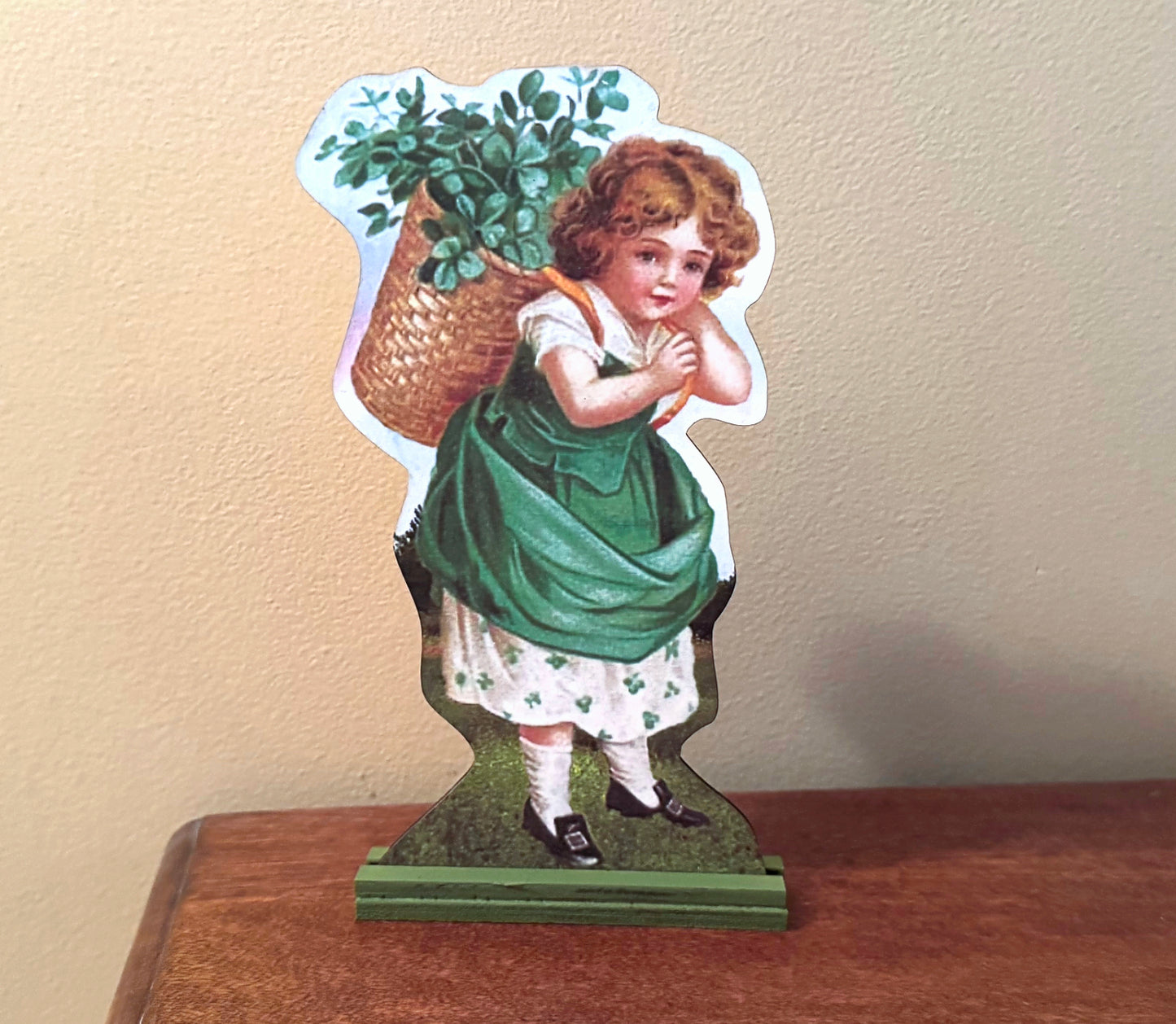 Cutout standup Girl with clover