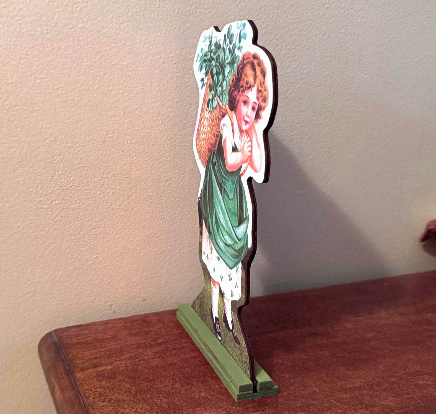 Cutout standup Girl with clover